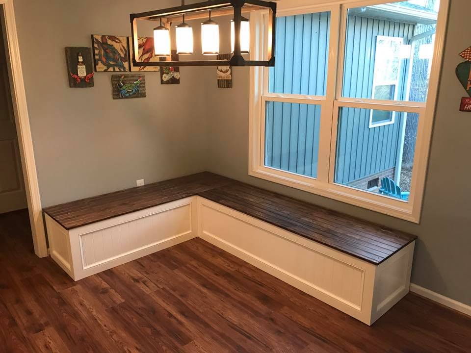 This traditional l-shaped corner bench is made of solid wood and has ample storage space for blankets, pillows, or other items. It is a great addition to any dining room, living room or bedroom.